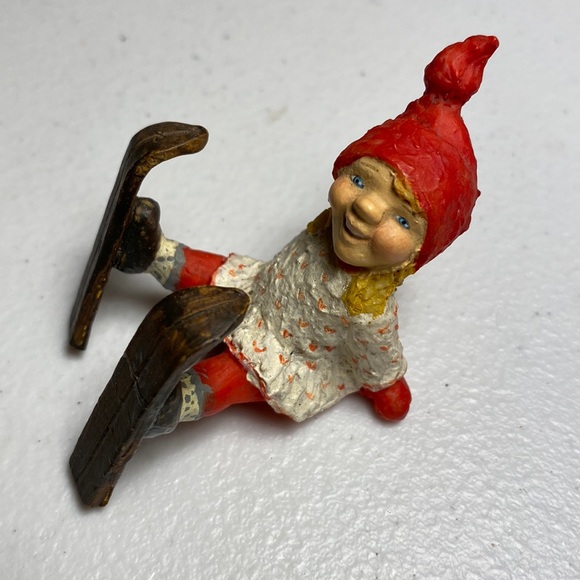 🎄🎄🎄Candy Design Norway Girl with Skis Figurine - Picture 1 of 4